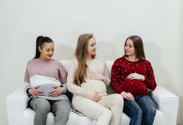 Chicas Embarazadas Están Esperando Médico Sala Espera — Foto de Stock