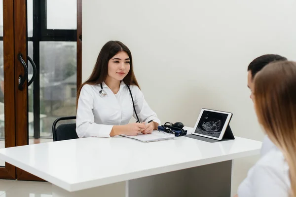 Mladý Pár Který Čeká Dítě Aby Poradilo Gynekologem Ultrazvuku Těhotenství — Stock fotografie