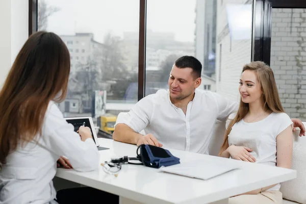 Una Pareja Joven Consulta Ginecólogo Después Una Ecografía Embarazo Atención — Foto de Stock