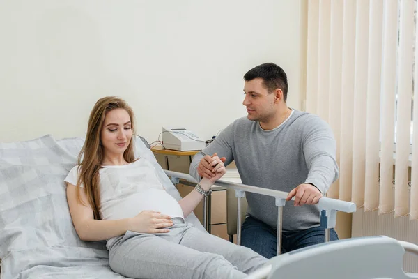 Chica Embarazada Clínica Para Consulta Con Futuro Padre Examen Médico — Foto de Stock