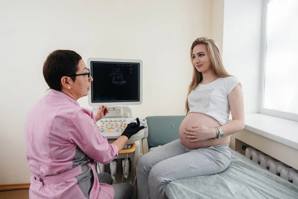 Gravid Flicka Rekommenderas Läkare Efter Ett Ultraljud Kliniken Läkarundersökning — Stockfoto