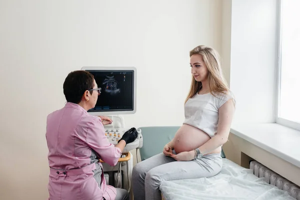 Uma Menina Grávida Aconselhada Por Médico Após Ultra Som Clínica — Fotografia de Stock