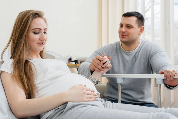 Gravid Flicka Kliniken För Samråd Med Den Blivande Fadern Läkarundersökning — Stockfoto