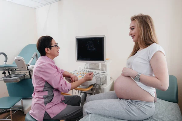 Médico Aconseja Una Niña Embarazada Después Una Ecografía Clínica Examen — Foto de Stock