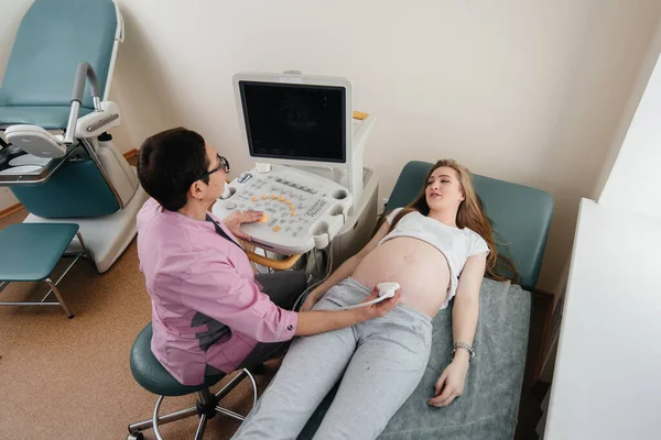 妊婦はクリニックで腹部の超音波検査を受ける 健康診断 — ストック写真