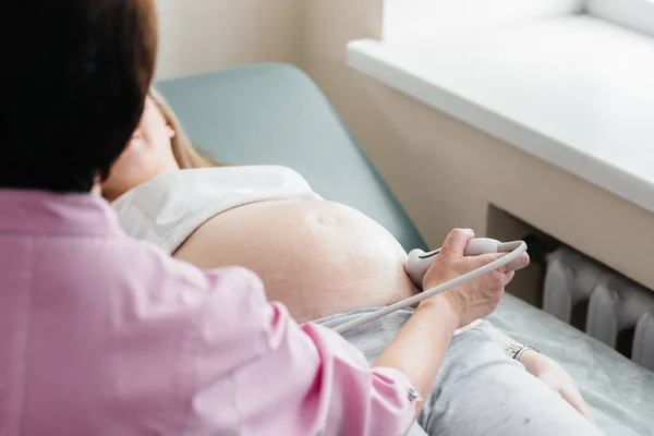 Una Niña Embarazada Está Haciendo Una Ecografía Del Abdomen Clínica — Foto de Stock