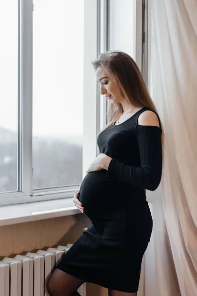 Une Fille Enceinte Respire Air Frais Par Fenêtre — Photo