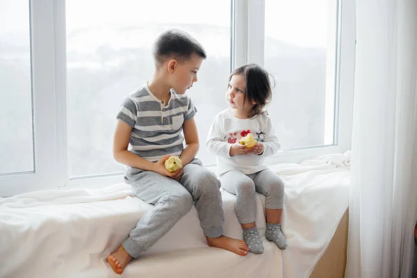 Hermano Hermana Están Sentados Alféizar Jugando Comiendo Manzanas Felicidad — Foto de Stock
