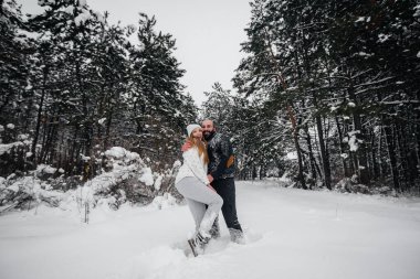 Ormanda karla oynayan çift.