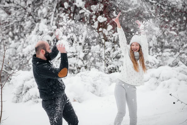 Casal Brincando Com Neve Floresta — Fotografia de Stock