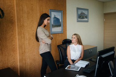 Müdür ve asistanı yeni plan ve görevleri tartışıyor. İş, Finans