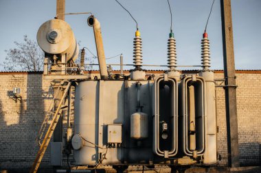 Elektrik santralinde güç transformatörü. Güç mühendisliği. Sanayi