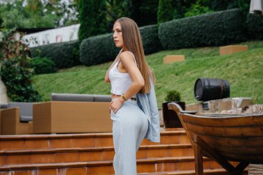 Rahatlarken poz veren güzel bir genç kız, iş kadını. Rahatlama.