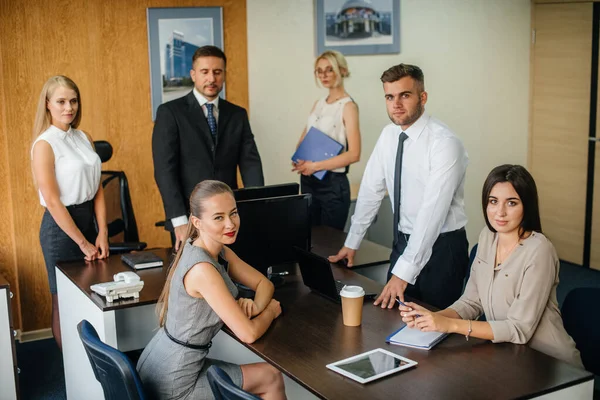 Manager Discusses Business Issues His Staff Business Finance — Stock Photo, Image