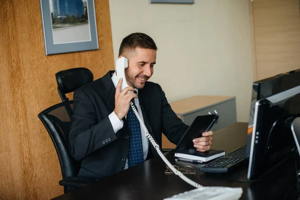 Yönetici Ofisinde Telefonla Konuşuyor Finans — Stok fotoğraf