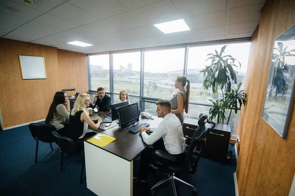 Gerente Discute Questões Negócios Com Sua Equipe Negócios Finanças — Fotografia de Stock