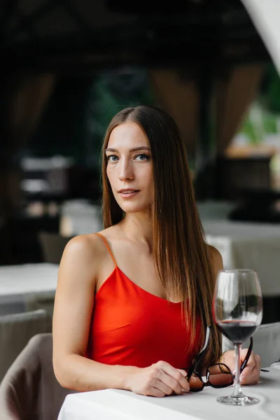 아름다운 소녀가 아름다운 베란다에 와인을 마신다 — 스톡 사진