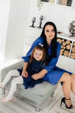 Anne ve kızları kanepede oynuyorlar. Bir aile. Mutluluk.