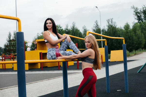Αθλητικά Σέξι Κορίτσια Κάνουν Σπορ Στην Ύπαιθρο Γυμναστική Υγιεινός Τρόπος — Φωτογραφία Αρχείου