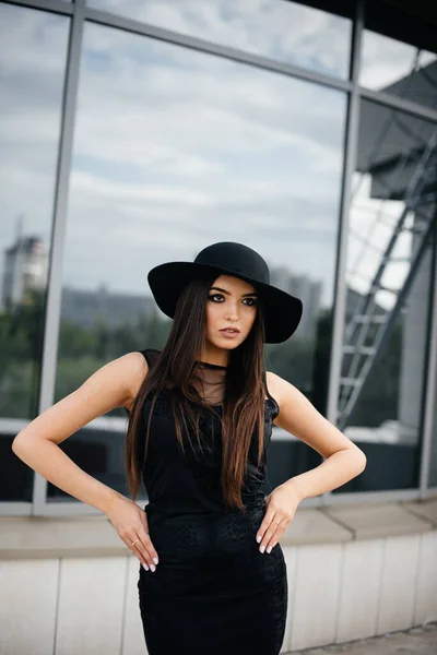 Menina Elegante Jovem Sexy Posando Frente Centro Negócios Preto Moda — Fotografia de Stock