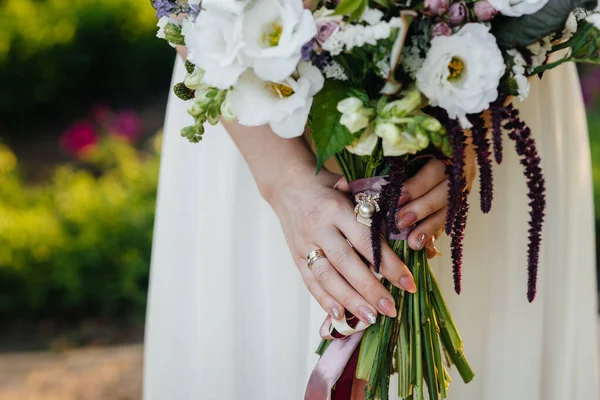 Atemberaubend Schöner Und Stilvoller Brautstrauß Hält Die Braut Nahaufnahme Floristik — Stockfoto