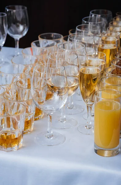 Bicchieri Con Bevande Alcoliche Succhi Frutta Primo Piano Alla Reception — Foto Stock