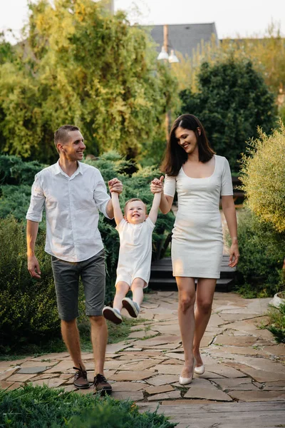 Família Feliz Com Seu Filho Andando Parque Pôr Sol Felicidade — Fotografia de Stock