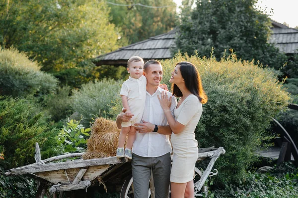 Famiglia Felice Con Figlio Che Passeggia Nel Parco Tramonto Felicità — Foto Stock