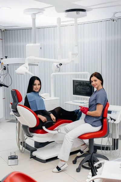 Dentist Shows Picture Patient Teeth Tells Necessary Treatment Dentistry Health — Stock Photo, Image