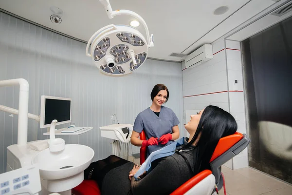 Der Zahnarzt Führt Eine Untersuchung Und Beratung Des Patienten Durch — Stockfoto
