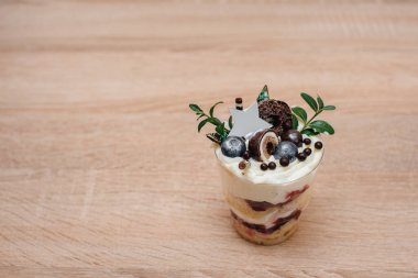 İmza için yeri olan güzel ve ağız sulandırıcı bir ıvır zıvır. Pasta.