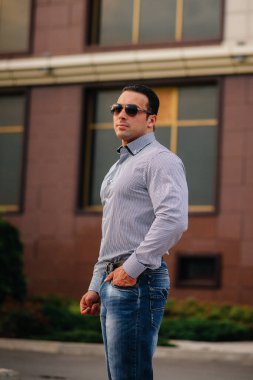 Ofis binasının yakınında başarılı genç bir adam. İş dünyası