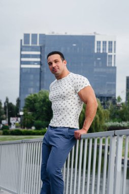 Sportif bir adam ayağa kalkar ve yürüyüş yapar, dinlenir. Yaşam biçimi