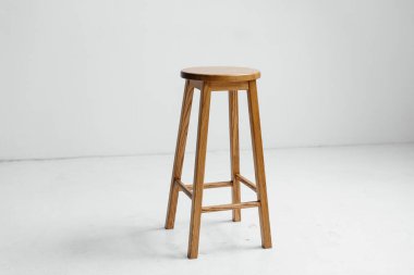 Boş bir odada tahta sandalye.