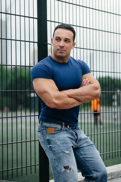 Sports Guy Stands Sports Field Bodybuilding — Stock Photo, Image