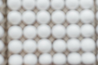 Karton bir form üzerine yakın plan beyaz yumurta tepsisi. Tarım endüstrisi