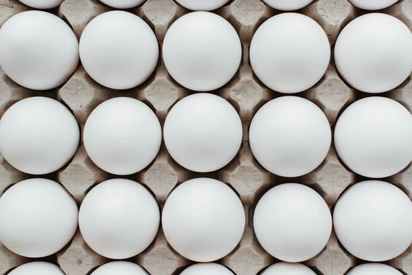 段ボールの形で白い新鮮な卵のクローズアップのトレイ — ストック写真