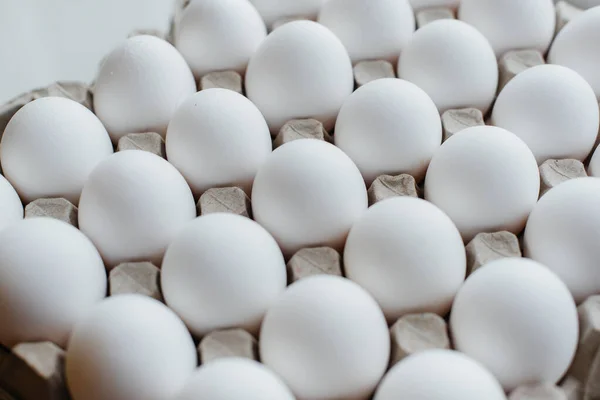 Dienblad Met Witte Verse Eieren Close Een Kartonnen Vorm Landbouwsector — Stockfoto