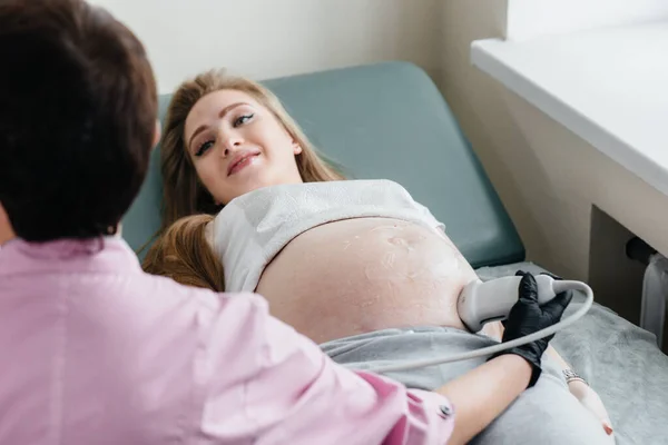 Una Chica Embarazada Recibe Una Ecografía Abdomen Clínica Examen Médico — Foto de Stock