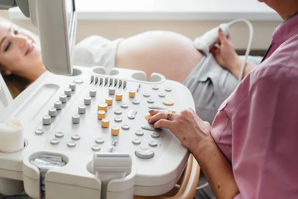 Dispositivo Ultrasonido Primer Plano Durante Examen Médico Una Mujer Embarazada — Foto de Stock