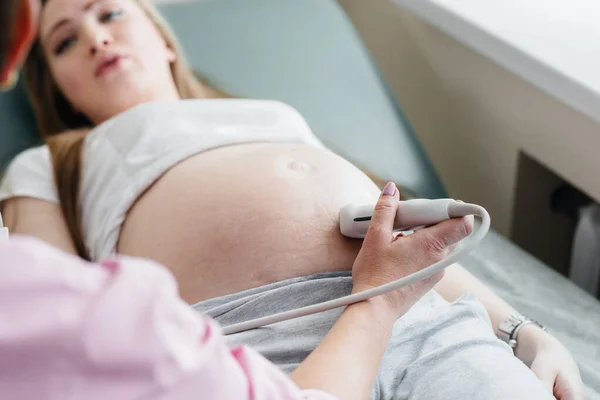 一个怀孕的女孩正在诊所里近距离地做腹部超声波检查 体格检查 — 图库照片