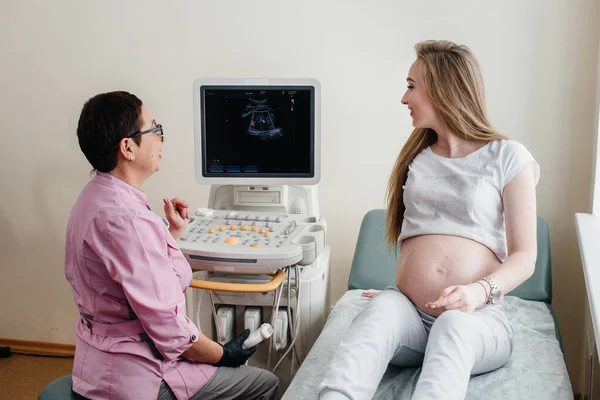 Těhotná Dívka Doporučena Lékařem Ultrazvuku Klinice Lékařské Vyšetření — Stock fotografie