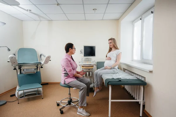 妊娠中の女の子はクリニックで超音波検査を受けた後医師に助言されます 健康診断 — ストック写真