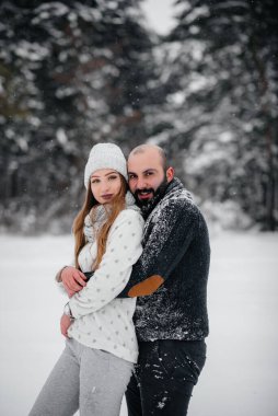 Ormanda karla oynayan çift.