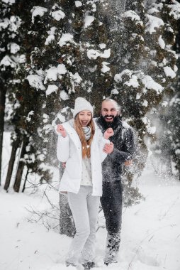 Ormanda karla oynayan çift.