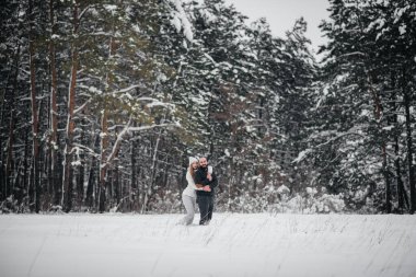 Ormanda karla oynayan çift.