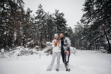 Ormanda karla oynayan çift.