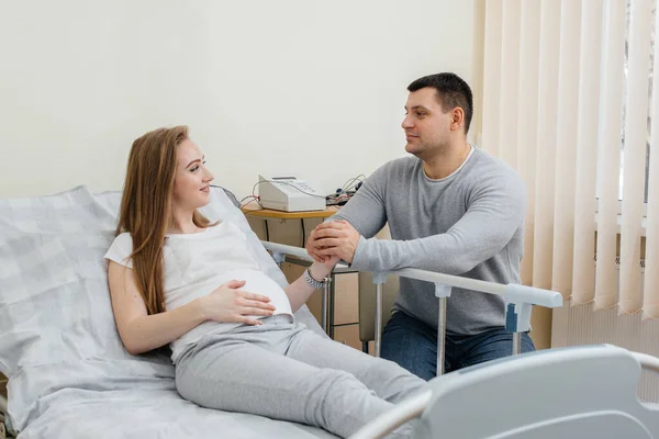 Έγκυος Στην Κλινική Για Γνωμάτευση Τον Μελλοντικό Πατέρα Ιατρική Εξέταση — Φωτογραφία Αρχείου