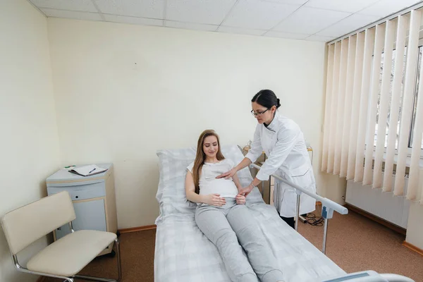 Lékař Radí Slouží Mladé Těhotné Dívce Lékařské Klinice Lékařské Vyšetření — Stock fotografie