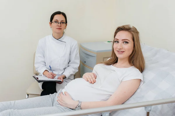 Lékař Radí Slouží Mladé Těhotné Dívce Lékařské Klinice Lékařské Vyšetření — Stock fotografie